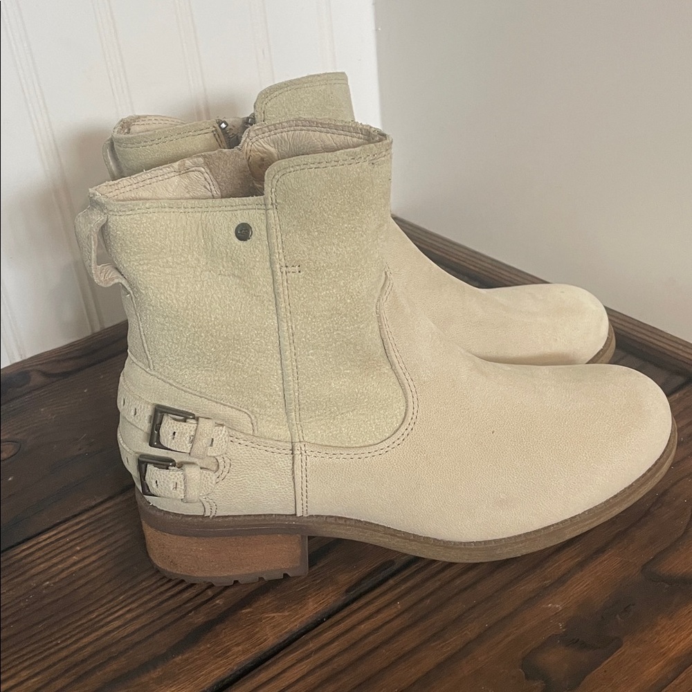 Like New Ugg Orion Cream Ankle Boots With Zipper